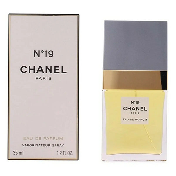N°19 EAU DE PARFUM pour femme • CHANEL, Paris  Scentia : Parfums et fragrances